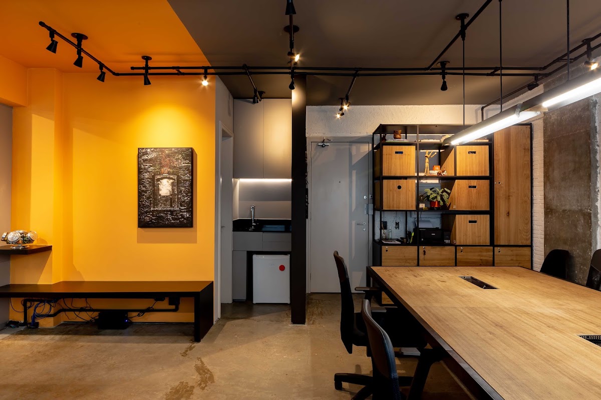 Lounge com painel amadeirado do Sacada Coworking